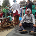 Algunos heridos reciben tratamiento en las puertas del Hospital de Katmandú.-AP