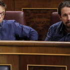 Pablo Iglesias e Íñigo Errejón, en el pleno del Congreso del 27 de septiembre.-JOSE LUIS ROCA