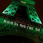 La torre Eiffel de París, iluminada de color verde para celebrar la firma de los acuerdos contra el cambio climático por parte de la comunidad internacional.-JACKY NAEGELEN (REUTERS)