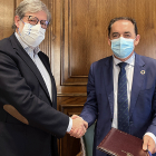 Santiago Aparicio y Benito Serrano, tras la firma del convenio contra la despoblación.-HDS