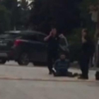 Uno de los asaltantes, en el suelo, ante la embajada de Israel.-