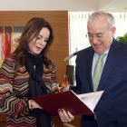 La presidenta de las Cortes, Silvia Clemente, recibe la Memoria de Actividades de 2015 del Consejo de Cuentas, que entrega su presidente, Jesús Encabo.-ICAL