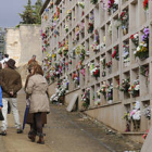 Los adornos florales llenan ya de colorido y de fragancias el recinto funerario de El Espino en Soria. / VALENTÍN GUISANDE-