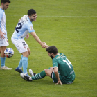 Juampa Barros, con el dorsal 22, tiende la mano a un rival que está en el suelo. El Correo Gallego