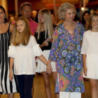 La reina Letizia, la princesa Leonor, la infanta Sofía y la reina emérita Sofía, a su salida del Auditorio de Palma, anoche.-EFE / BALLESTEROS