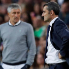 Ernesto Valverde y Quique Setién, durante el partido del domingo en el Camp Nou.-REUTERS / ALBERT GEA