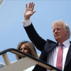 Donald Trump y su mujer Melania suben al Air Force One en Riad para viajar hacia Tel Aviv.-AP / EVAN VUCCI