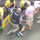 Mikel Landa, a punto de ser trasladado en camilla tras sufrir una caída en la Clásica de San Sebastián. /-EUROSPORT