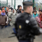 Inmigrantes y refugiados en el campo de Calais.-AFP / DENIS CHARLET