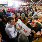 Ted Cruz firma autógrafos a sus seguidores en un mítin en Idaho, este sábado.-AP / SHAWN GUST