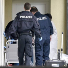 Agentes de policía y expertos en explosivos trabajan en un apartamento de Obreusel, cerca de Fráncfort (Alemania) donde la policía alemana detuvo esta madrugada a dos presuntos yihadistas.-Foto:   EFE / BORIS ROESSLER