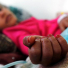 Una niña con desnutricion recibe tratamiento medico en la sala de emergencias de un hospital de Saná.-EFE / YAHYA ARHAB