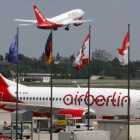 Un avión de Air Berlin despega del aeropuerto berlinés de Tegel.-REUTERS / FABRIZIO BENSCH