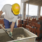 Un trabajador del sector de la construcción. / VALENTÍN GUISANDE-