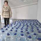 Ayer comenzó el reparto de agua embotellada en Almenar-V.G.
