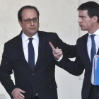 Hollande (izquierda) y Valls hablan tras una reunión ministerial en el Elíseo, en París, el pasado 10 de febrero.-AP / MICHEL EULER