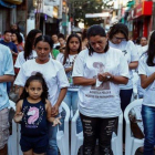 Familiares y amigos de los nueve jóvenes que murieron pisoteados durante una fiesta en Brasil.-EFE