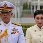 El rey de Tailandia Maha Vajiralongkorn y la reina Suthida, tras mostrar sus respetos ante la estatua del rey Rama V, en la plaza Real de Bangkok.-REUTERS
