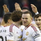 Wayne Rooney celebra un gol con sus cumpañeros del Manchester United.-REUTERS / CARL RECINE