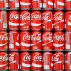 Latas de Coca-cola dispuestas para ser distribuidas.-/ GEORGE FREY