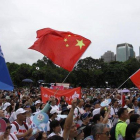 Manifestación en Hong Kong contraria a las protestas que han paralizado la isla.-ADRIÁN FONCILLAS