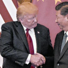 Donald Trump y Xi Jinping se saludan, tras una rueda de prensa conjunta celebrada en Pekín.-AFP / FRED DUFOUR