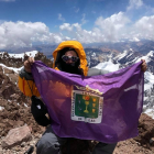 Gonzalo de Miguel, con la bandera de Monetagudo de las Vicarías, en el Aconcagua.-CEDIDA