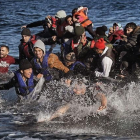 Un grupo de refugiados llega a la isla griega de Lesbos este lunes 2 de noviembre.-AFP / ARIS MESSINIS