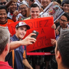 Marc Márquez (Honda) atiende a sus fans, en Sepang, tras el GP de Malasia.-ALEJANDRO CERESUELA