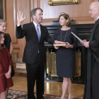 Brett Kavanaugh jura su cargo como nuevo juez del Tribunal Supremo de EEUU junto a su familia.-AP
