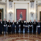 El Rey Felipe VI posa en la foto de familia, junto a los miembros del Consejo General del Poder Judicial.-ANGEL DÍAZ (EFE)