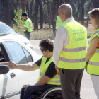 Personas con lesión medular de Valladolid conciencian a los conductores en los controles de velocidad. Voluntarios de Aspaym colaboran en la acción con la DGT-Ical