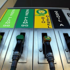 La distribución de combustibles es objeto de permanente vigilancia de las autoridades de Competencia, En la foto, un surtidor de carburante.-RICARD CUGAT