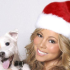 Una imagen de archivo de Mariah Carey, en una fotografía navideña, posando junto a un perro en el 2013.-MÁS PERIÓDICO