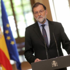 El presidente del Gobierno, Mariano Rajoy, atiende a los periodistas en una rueda de prensa en el palacio de la Moncloa.-JOSÉ LUIS ROCA