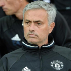 José Mourinho, en el banquillo de Old Trafford, el pasado miércoles.-AFP / OLI SCARFF