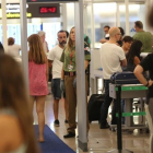 Control de pasajeros en la Terminal 1 del aeropuerto de Barcelona.-DANNY CAMINAL