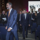 El Rey, seguido por el presidente de la Generalitat valenciana, Ximo Puig.-MIGUEL LORENZO