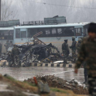 Un ataque con coche bomba en contra de vehículos de las fuerzas de seguridad en Cachemira, India.-EPA