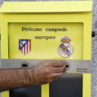 Un ciudadano deposita su colilla en una de las urnas-cenicero colocadas en algunas calles de Madrid.-EFE / J. P. GANDUL