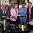 Alicia García durante su visita a la residencia de Asovica.-ÁLVARO MARTÍNEZ