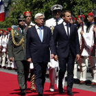 Macron, junto a Pavlopoulos, durante la ceremonia de bienvenida en Atenas-EFE / ALEXANDROS VLACHOS