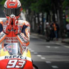 Marc Márquez (Honda) saluda, en plan tailandés, en su aparición, el miércoles, en las calles de Bangkok con su Honda RC213V.-MOTOGP.COM / DIEGO SPERANI