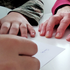 Un joven soriano inicia una carta junto a una septuagenaria. A.C.