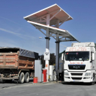 Transportistas en una gasolinera en la provincia de Soria.-VALENTÍN GUISANDE