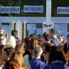 Aspirantes a las oposiciones de Secundaria a las puertas del IES Eras de Renueva de León, en  junio de 2015.-ICAL