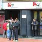 Varias personas hacen cola ante las oficinas del ECyL en Ponferrada (León).-ICAL