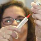 Sanitaria soriana durante la preparación de una vacuna en el complejo hospitalario.-VALENTÍN GUISANDE