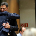 Pedro Sánchez abraza a Antonio Hernando, este martes en el Congreso.-JUAN MANUEL PRATS