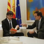 Puigdemont y Rajoy, en la Moncloa, en abril del 2016.-DAVID CASTRO